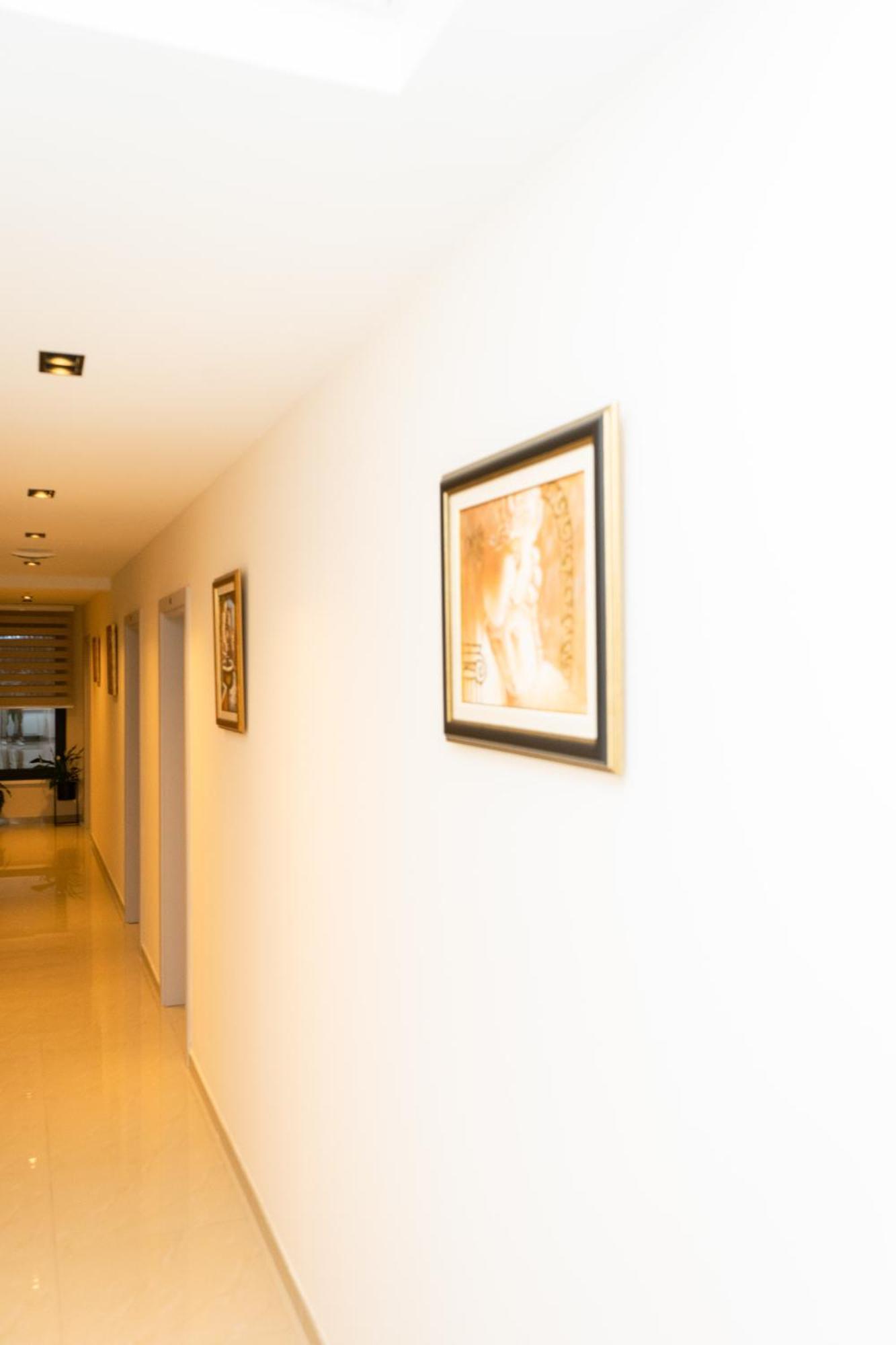 Merak Rooms & Caffe Bar ชาบาซ ภายนอก รูปภาพ