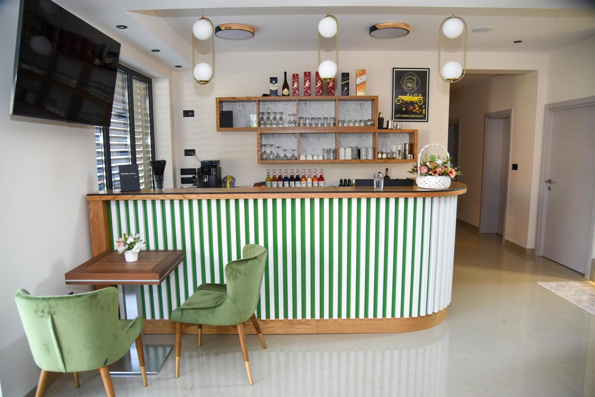 Merak Rooms & Caffe Bar ชาบาซ ภายนอก รูปภาพ